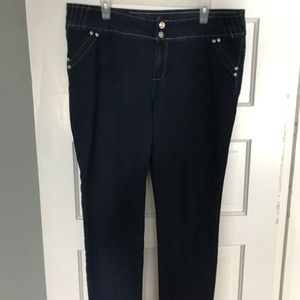 High waist jeans with perfect jewel details